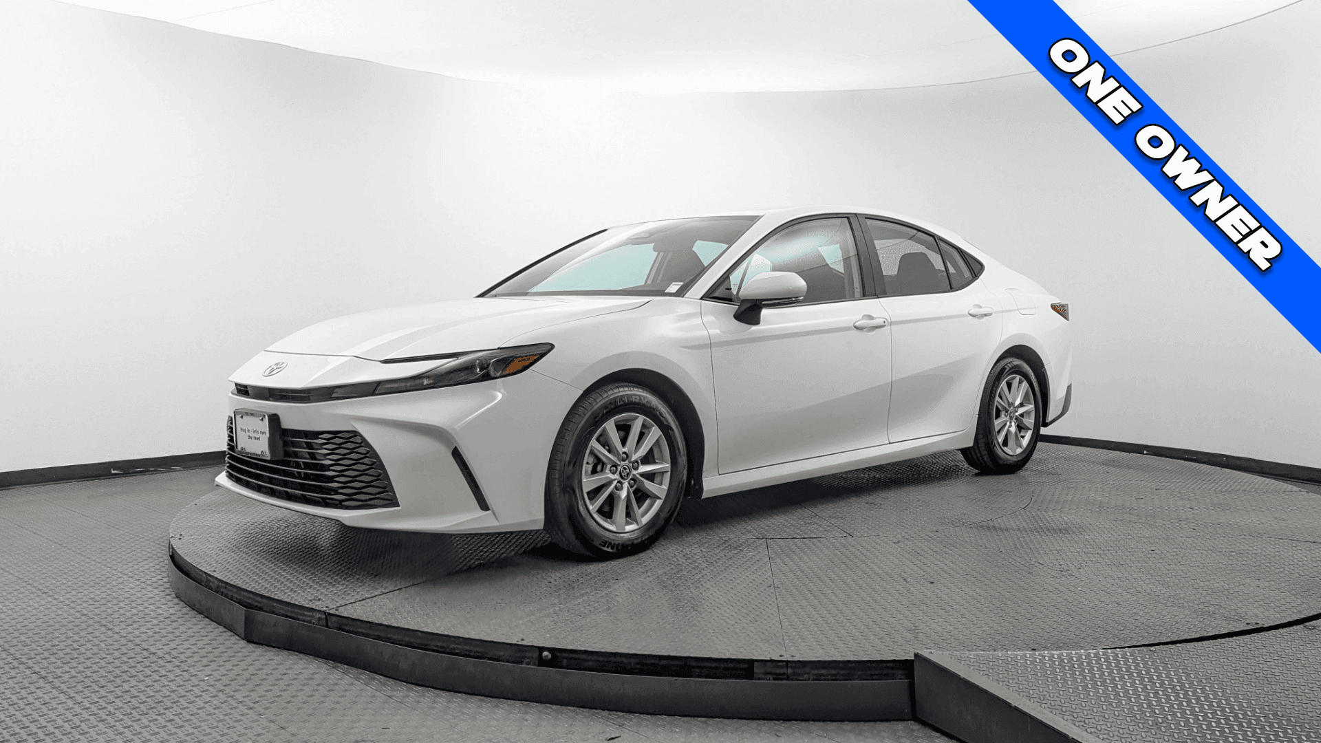 2025 TOYOTA CAMRY LE photo 1